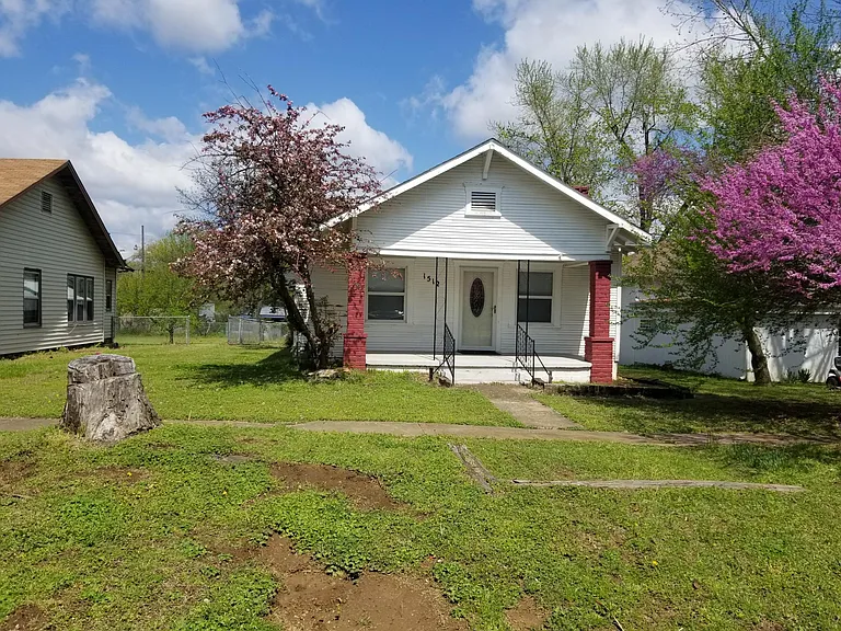 1512 W Walnut St — Photo 1