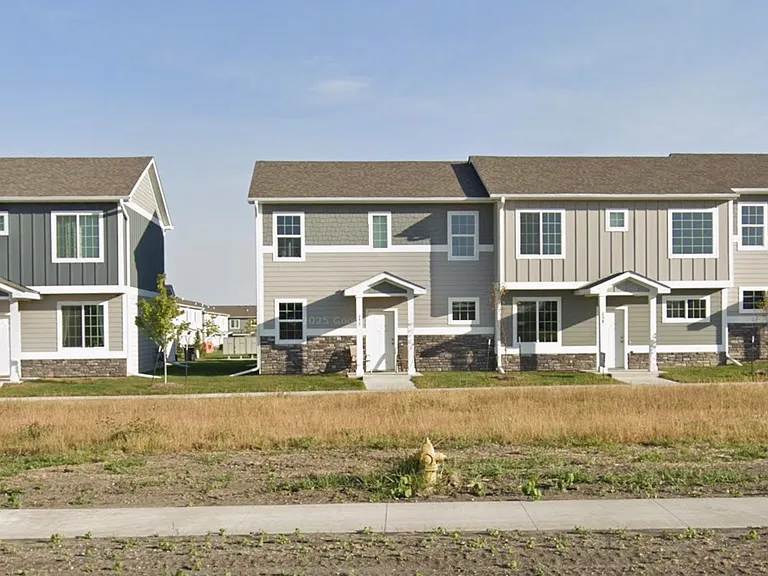 242 NW Common Pl — Photo 2