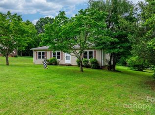 964 Village Cir, Hickory, NC 28602