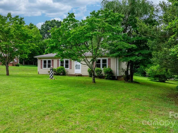 964 Village Cir, Hickory, NC 28602