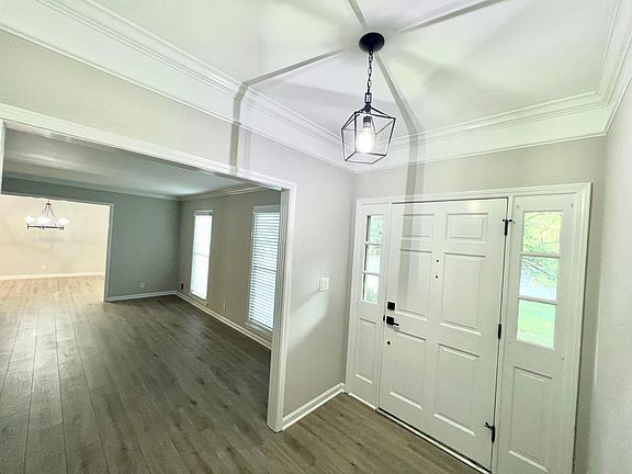 811 Moser Rd - Foyer