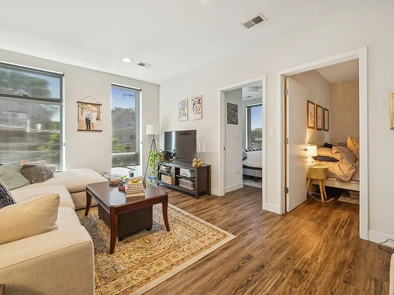 1045 W Cornelia — Photo 10