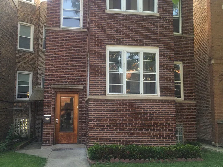 N Claremont Ave — Photo 11