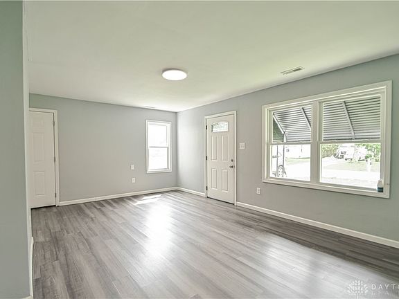 5th image of 158 Willard Ave