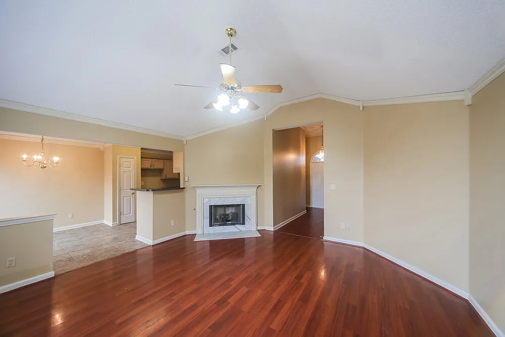 3 bed, 2.0 bath, 1354 sqft, $1,695 — Photo 4