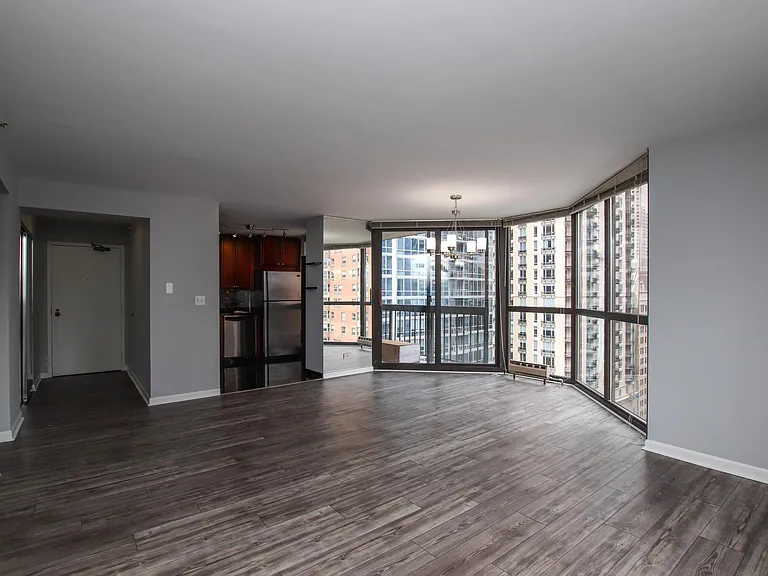 33 W Delaware Pl #19A — Photo 3
