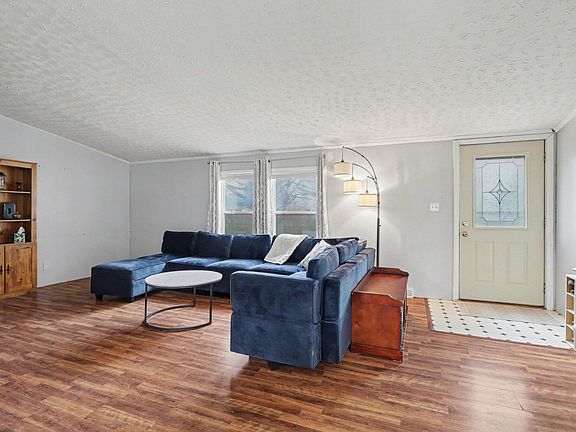 4th image of 101 S Avenue C