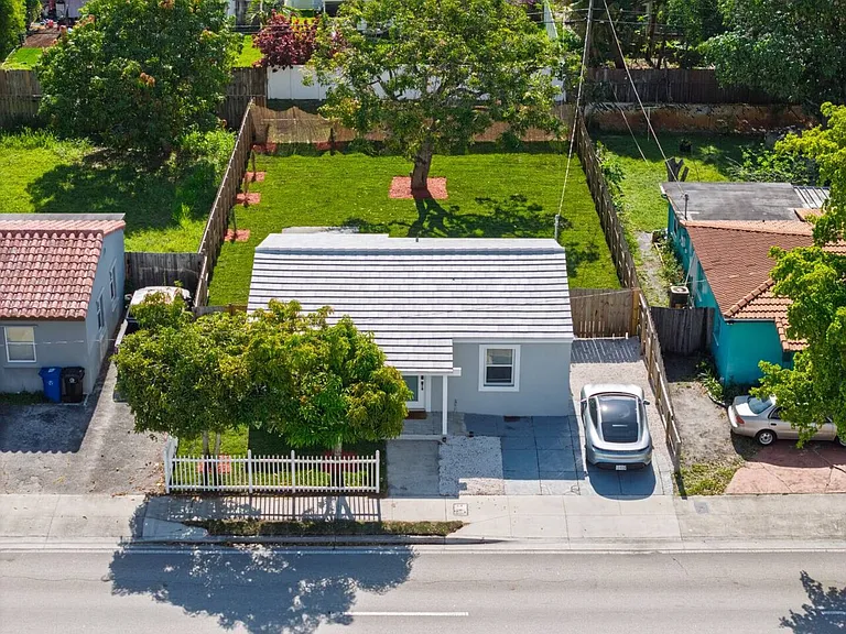 N Andrews Ave — Photo 44