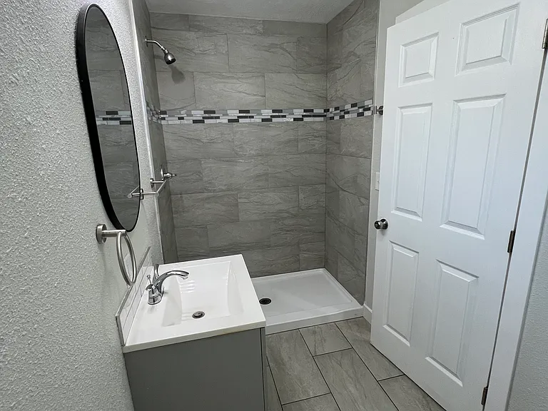 708 E Roseburg Ave #B — Photo 6