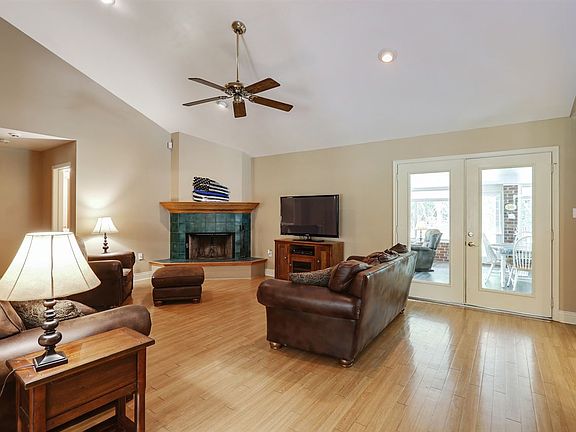 3rd image of 4410C Country Dr