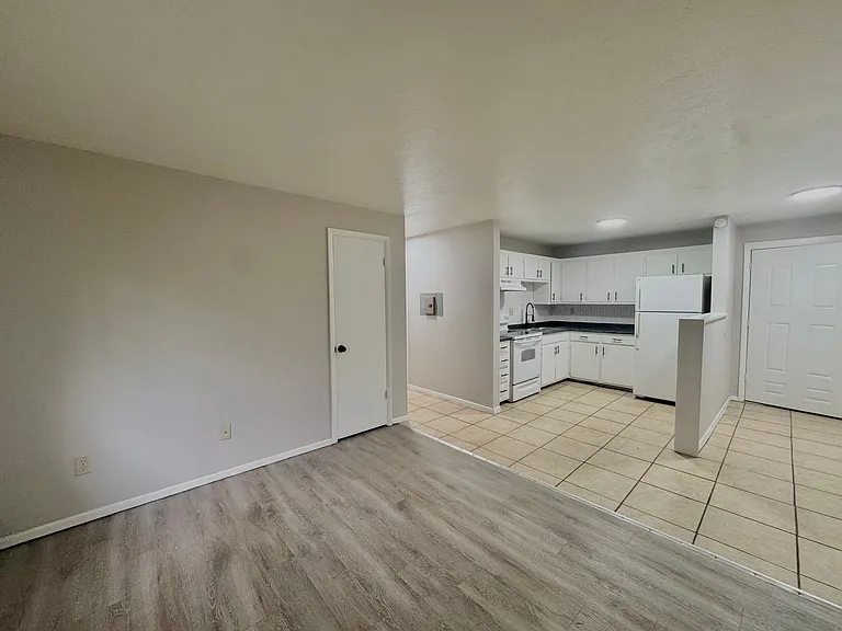 Parklane Apartments — Photo 18