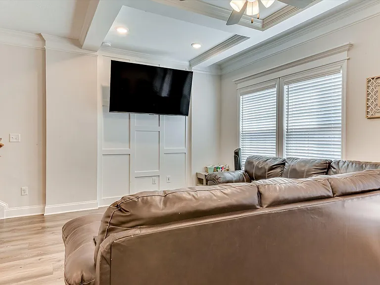1055 Linsmore Ave — Photo 8