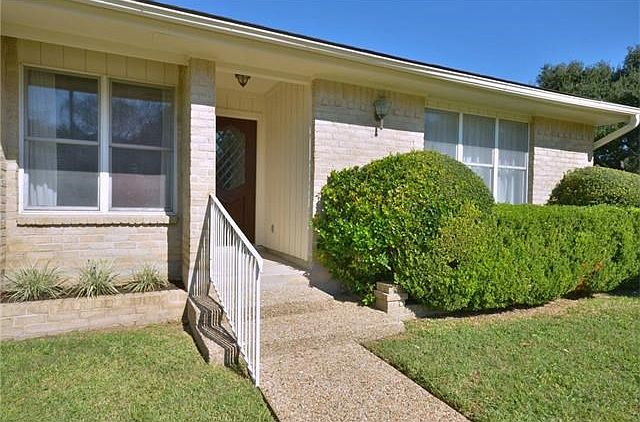 This condominium is inside the private golf course community of Onion Creek and is situated on a corner lot. It has recently received a fresh coat of interior paint, carpet replacement, hard tile floor replacement, commode replacements, etc. The compositi