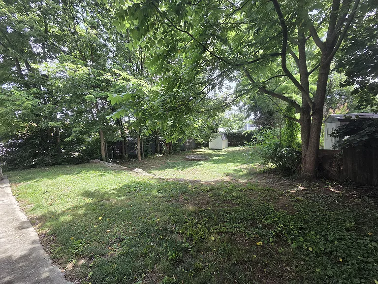560 W North St — Photo 22