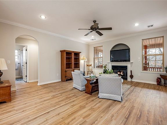 3rd image of 21 Kendal Dr