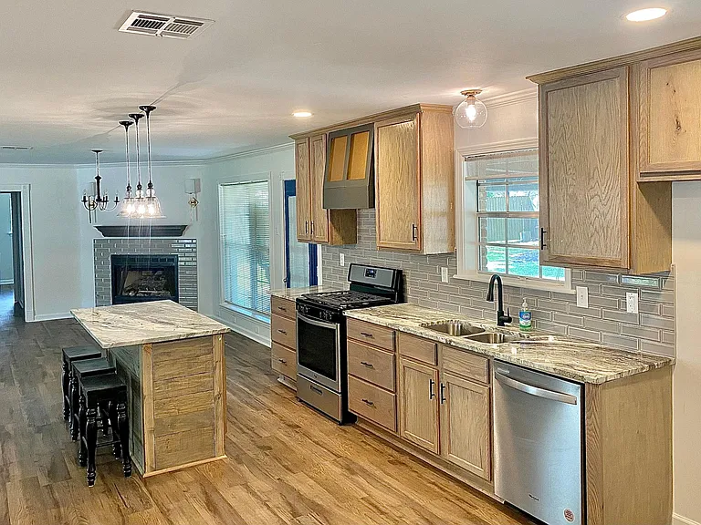 307 Elmwood Dr — Photo 2