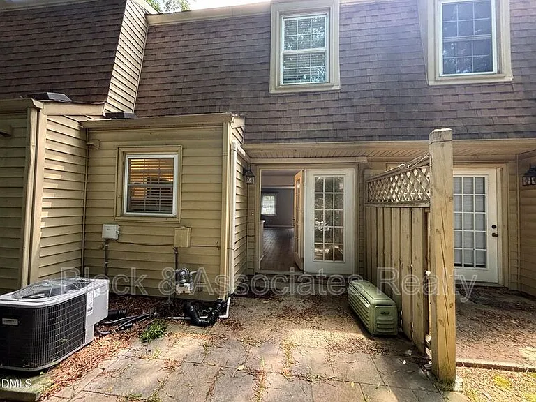 4808 Blue Bird Ct #D — Photo 33