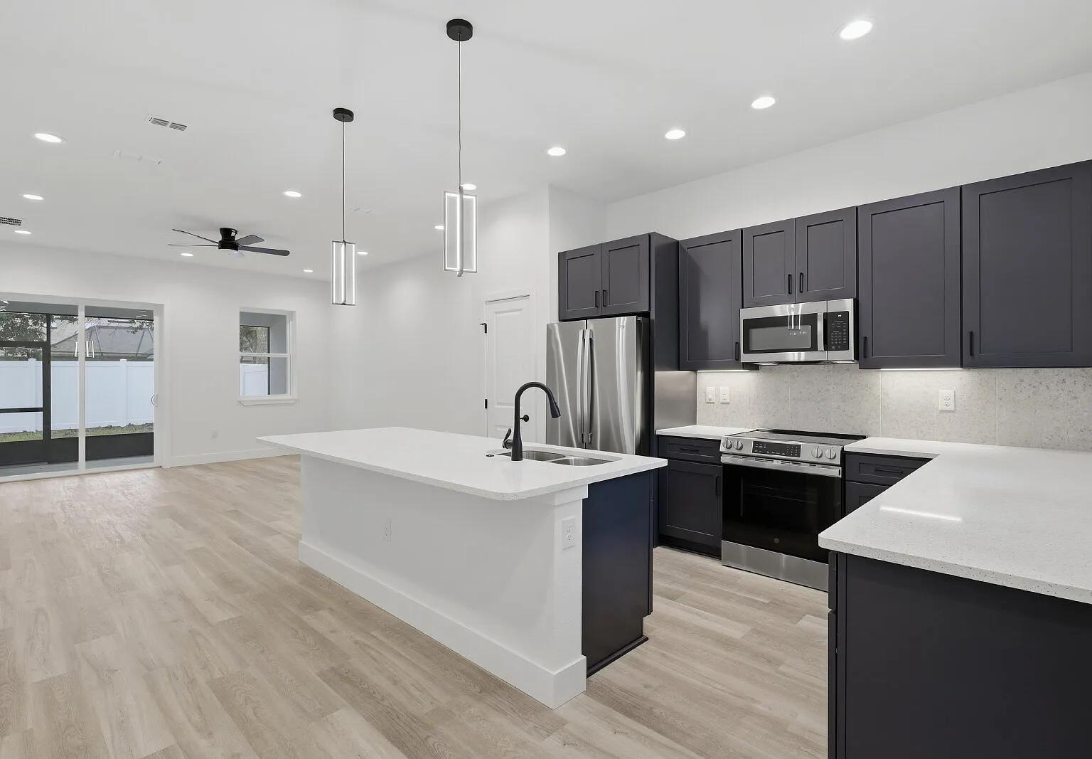 3 bed, 2.0 bath, 1410 sqft, $2,100 — Photo 4