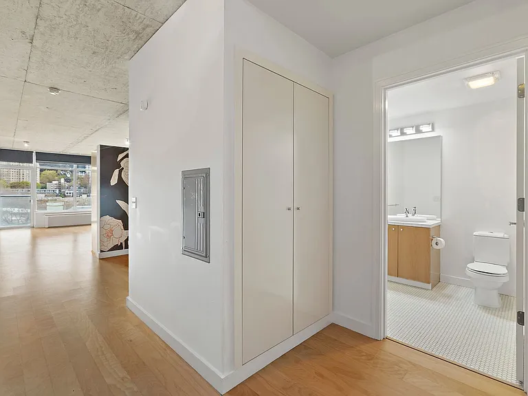 1926 W Burnside St #812 — Photo 3