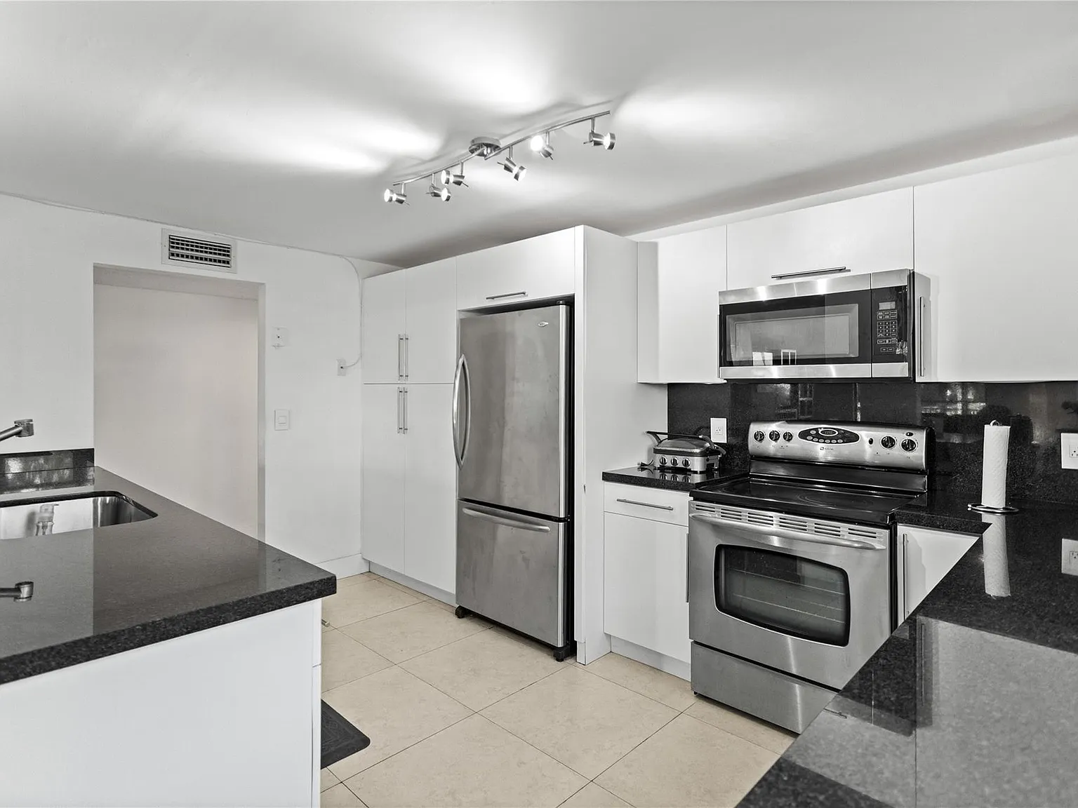3 bed, 2.0 bath, 1707 sqft, $3,100 — Photo 4
