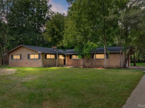 26261 La Muera St, Farmington Hills, MI 48334
