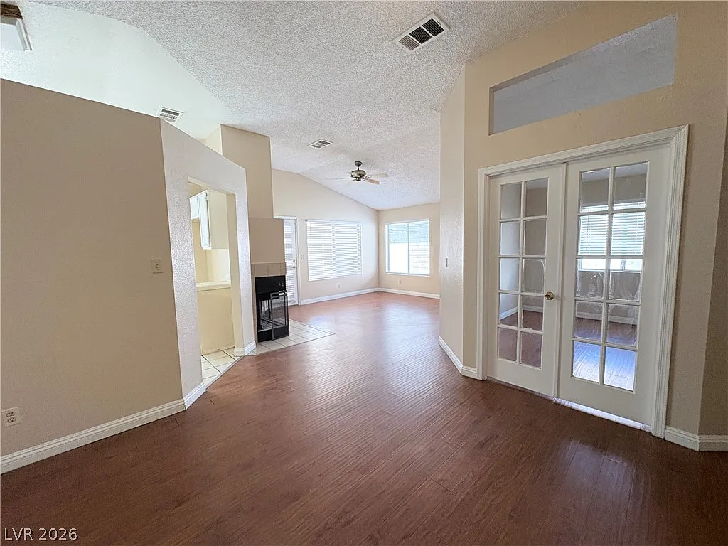 3 bed, 2.0 bath, 1338 sqft, $1,900 — Photo 4