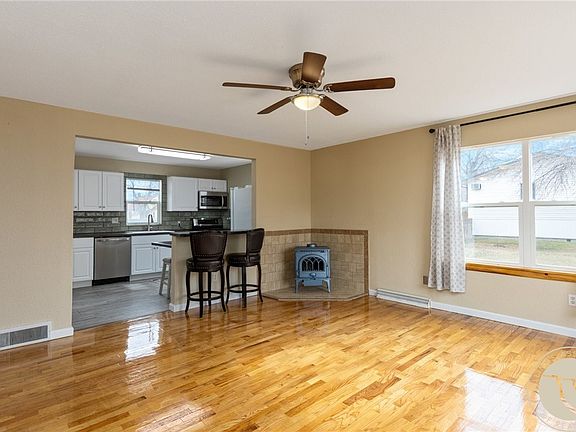 5th image of 409 Maple Ave