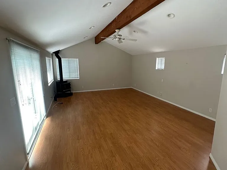 4462 Santa Monica Ave — Photo 26