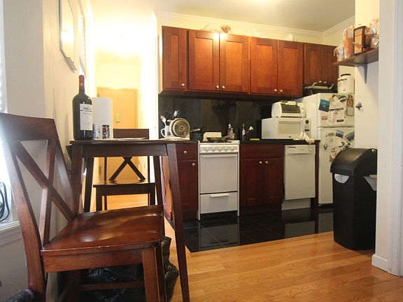 4th image of 225 E 28th St #3A