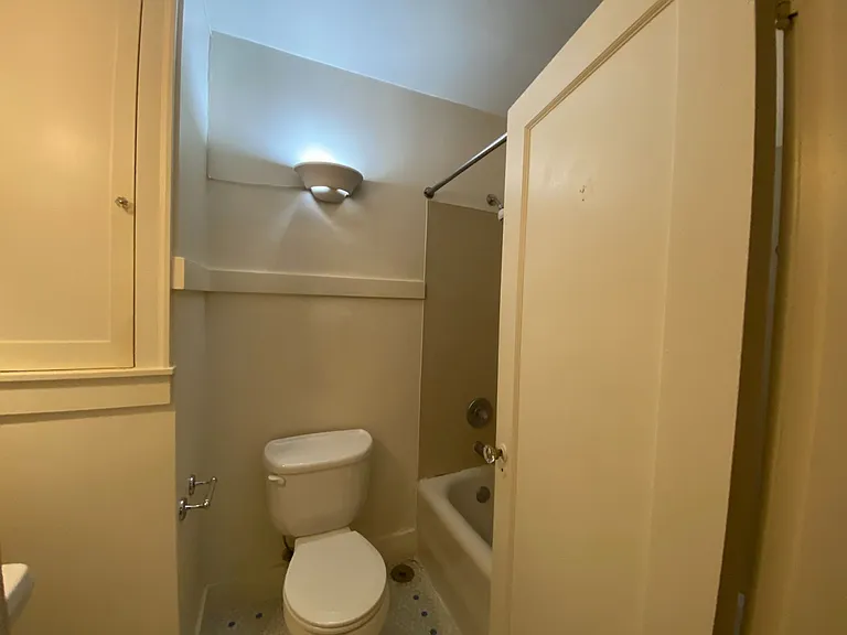 Broadway Crest Apartments — Photo 5