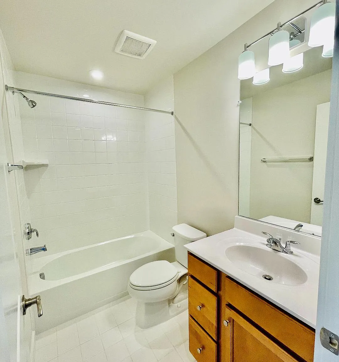 4 bed, 3.5 bath, 2000 sqft, $3,199 — Photo 3