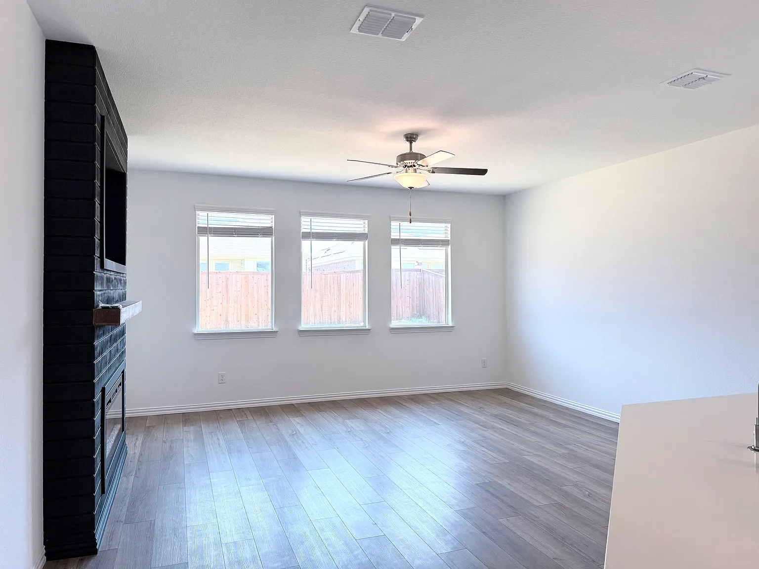 4 bed, 2022 sqft, $2,395 — Photo 3