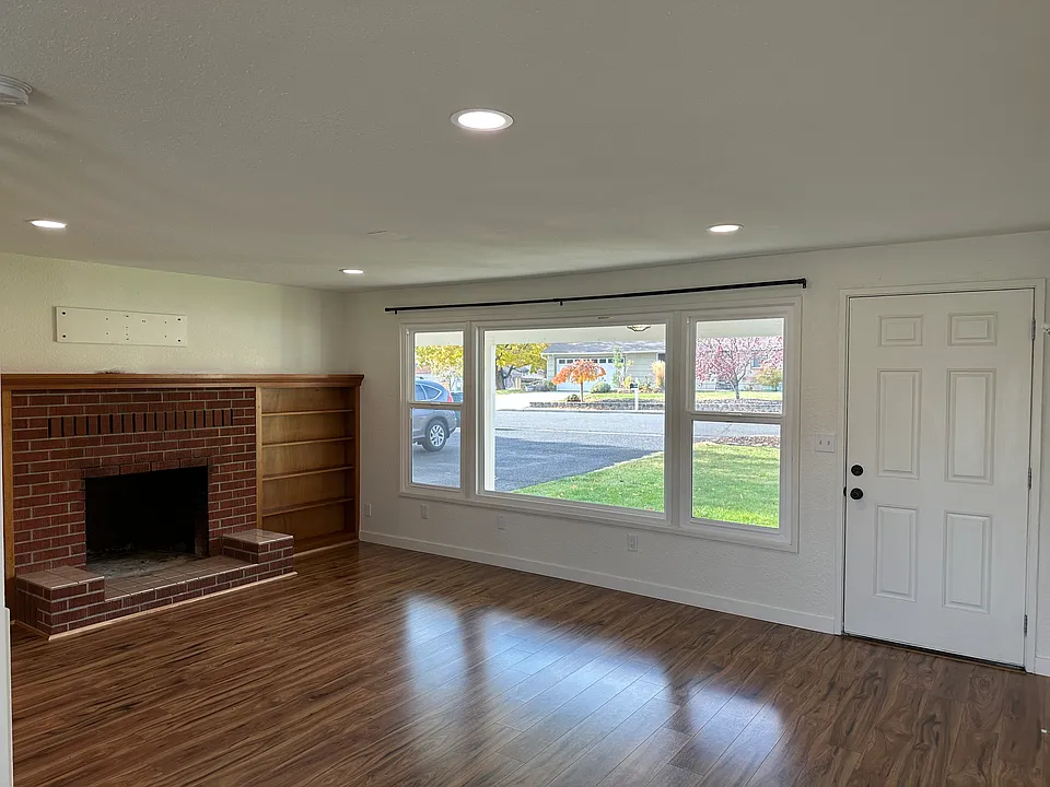 213 N 63rd Ave