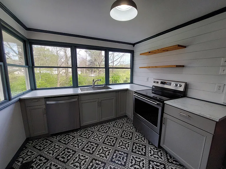 203 Riverside Dr — Photo 13