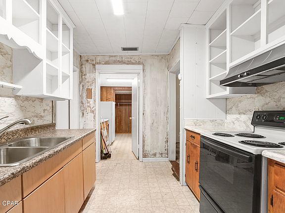 5th image of 606 E 4th Ct