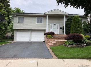 2980 Holdiay Park Dr, Merrick, NY 11566