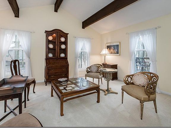 4th image of 3998 Laurel Cir