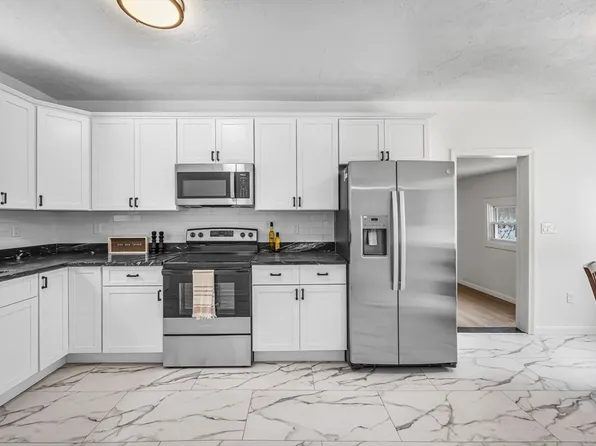 72 NW Schoolhouse Rd, Dudley, MA 01571