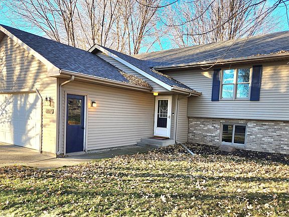 3rd image of 208 Holly Ln