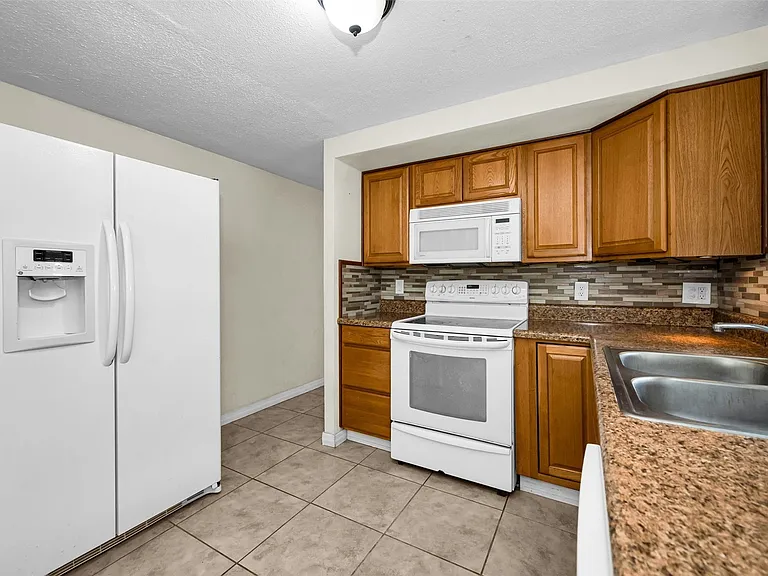 Country Club Dr — Photo 19
