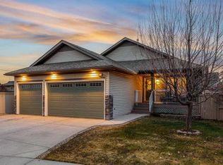 734 W Woodside Bay NW, Airdrie, AB T4B 2W2