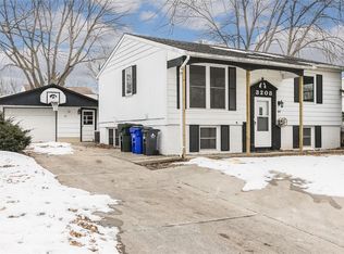 3208 Bayberry Dr SW, Cedar Rapids, IA 52404