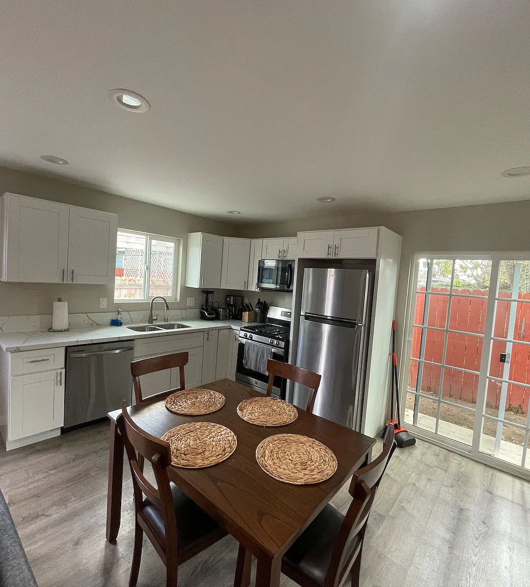 4 bed, $5,800 — Photo 1