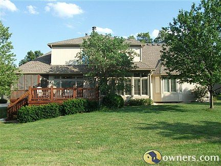 Great backyard with deck and hot tub