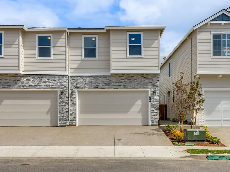 806 NW 178th Way — Photo 2