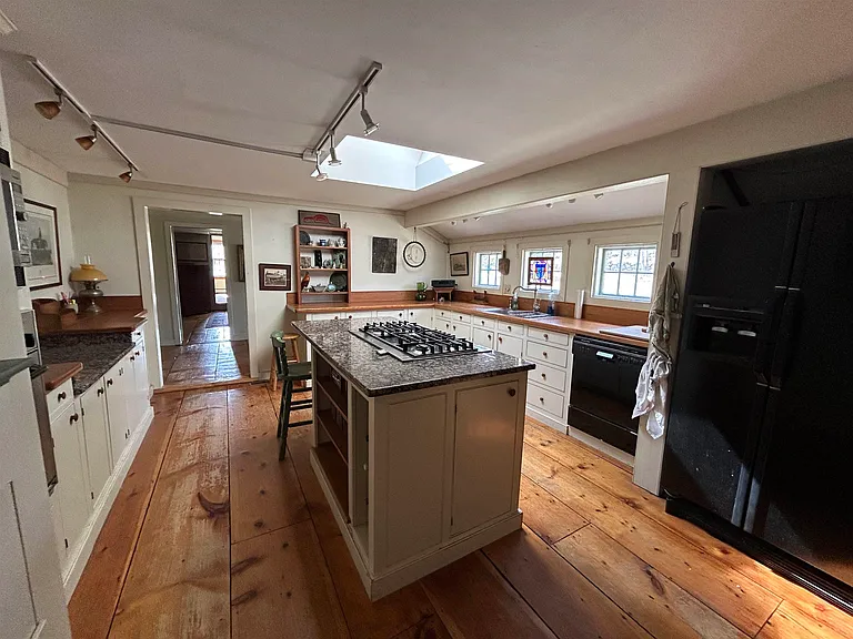 266 N Haverhill Rd — Photo 5