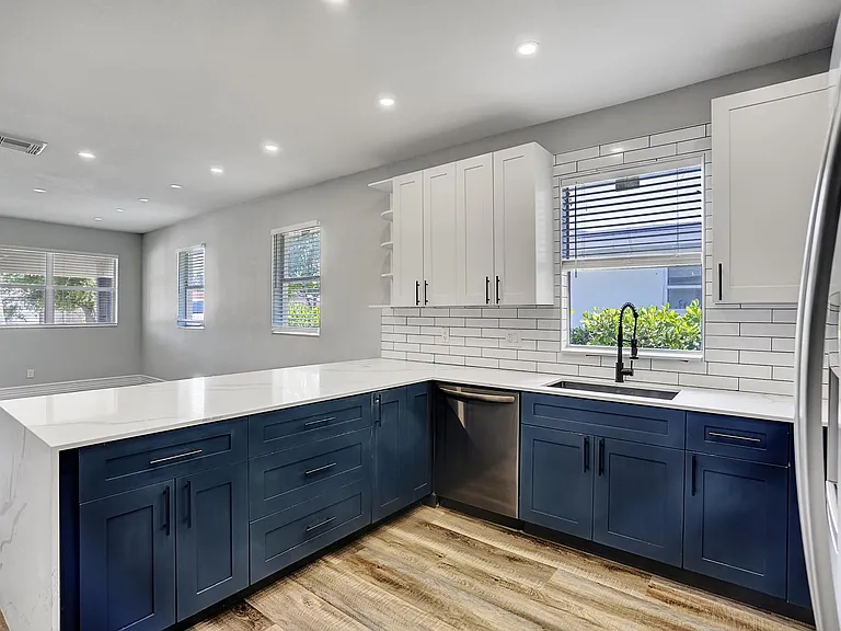 724 SW 9th St — Photo 4
