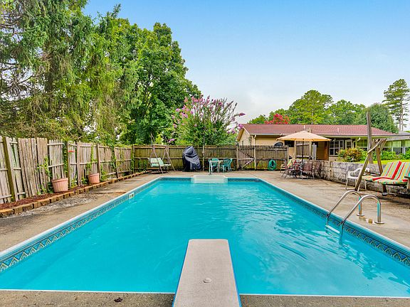 5th image of 912 Crest Dr