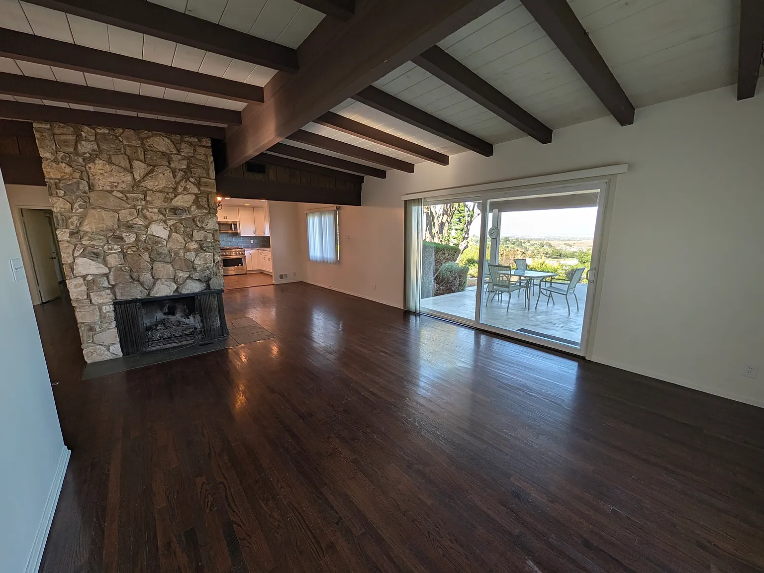 4 bed, 2047 sqft, $5,300 — Photo 4