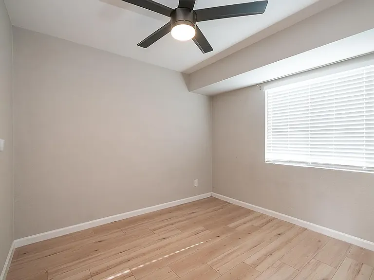 908 W Ross Ave — Photo 4